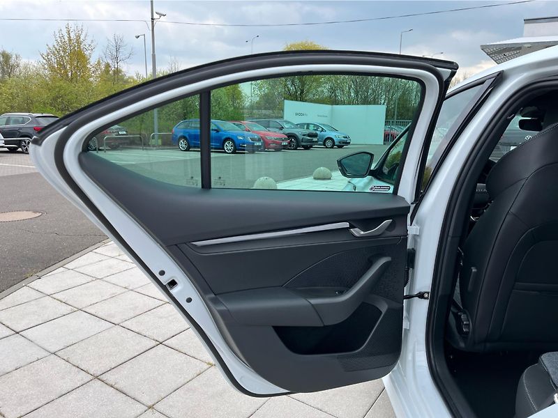 Škoda Octavia 2.0 TDi 110 kW SPORTLINE DSG - fotka 22 z 30