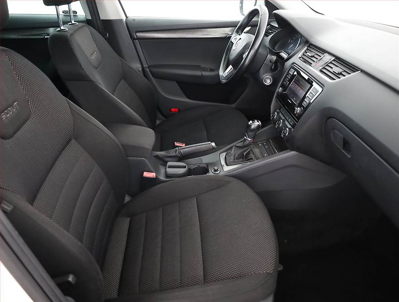 Škoda Octavia (2015) Scout 2.0 TDI, 4X4, Automat - fotka 7 z 19
