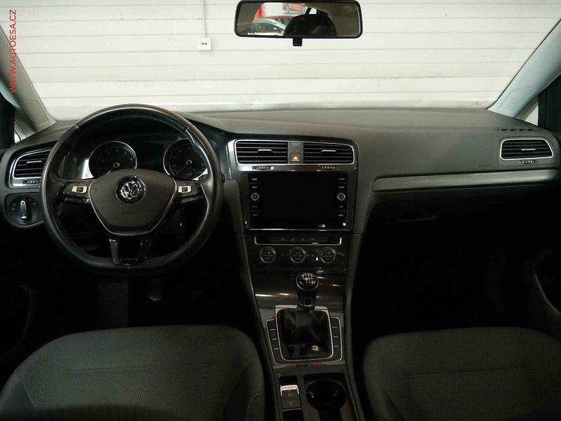 Volkswagen Golf (2018) 1.0 TSi, 1.maj,ČR, autoAC - fotka 8 z 16