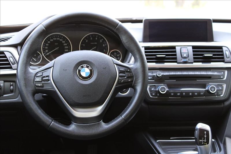 BMW Řada 3 320i GT / xDrive / HUD / 360° - fotka 20 z 49
