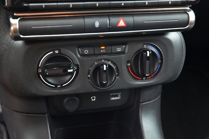 Citroën C3 (2019) 1.2 PT 50kW / KLIMA / VYHŘ.SED - fotka 23 z 28