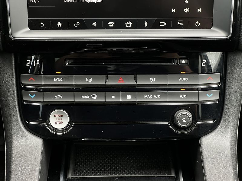 Jaguar F-Pace 25D AWD 177kW R-Sport DPH TZ - fotka 16 z 29