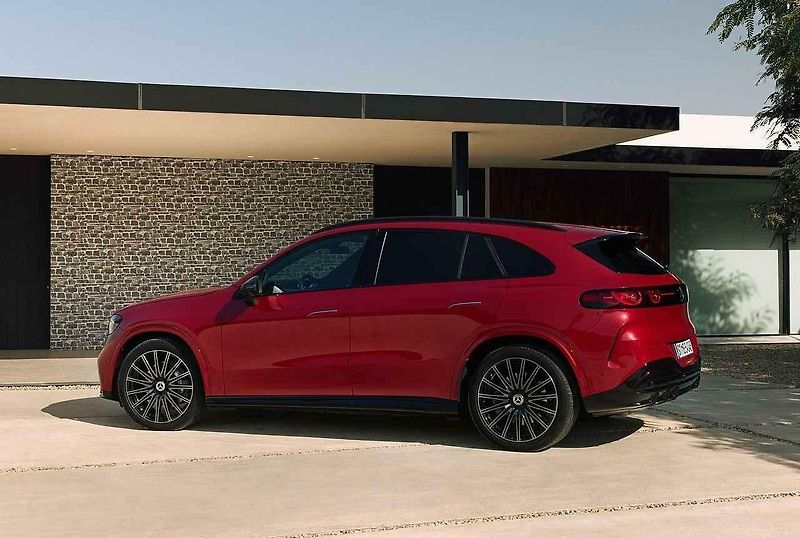 Nový Mercedes-Benz GLC s technologií EQ se bude nabízet souběžně s původní verzí se spalovacími motory.