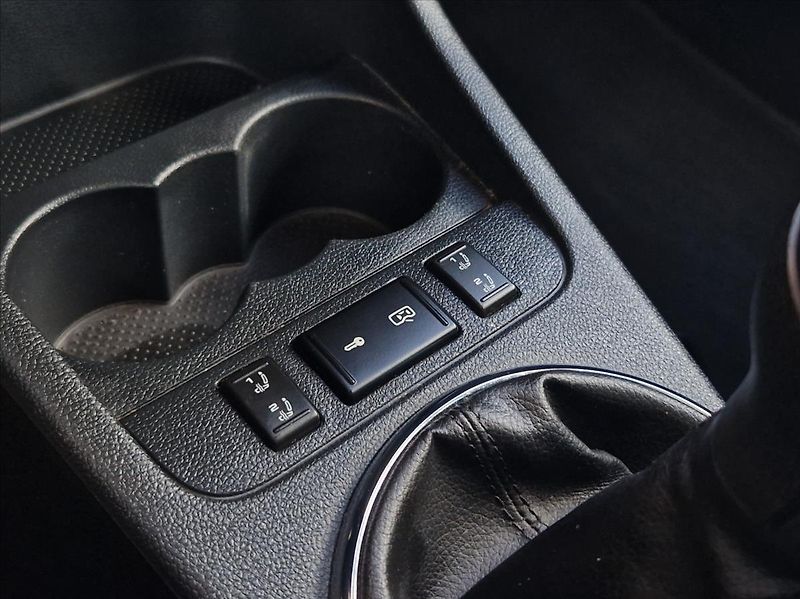 Škoda Fabia 1,2 TSI SENZORY TAŽNÉ VÝHŘEV - fotka 25 z 33