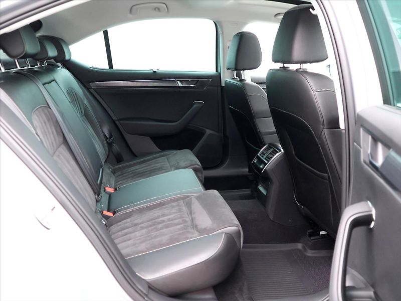 Škoda Superb iV 1,4 TSI 160kW Style DSG DPH - fotka 13 z 35