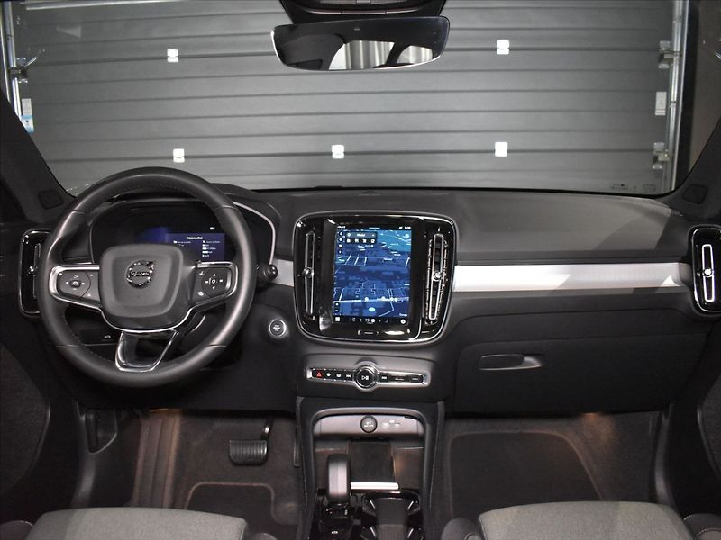 Volvo XC40 2,0 B3 Plus Dark Bezklíč - fotka 14 z 23