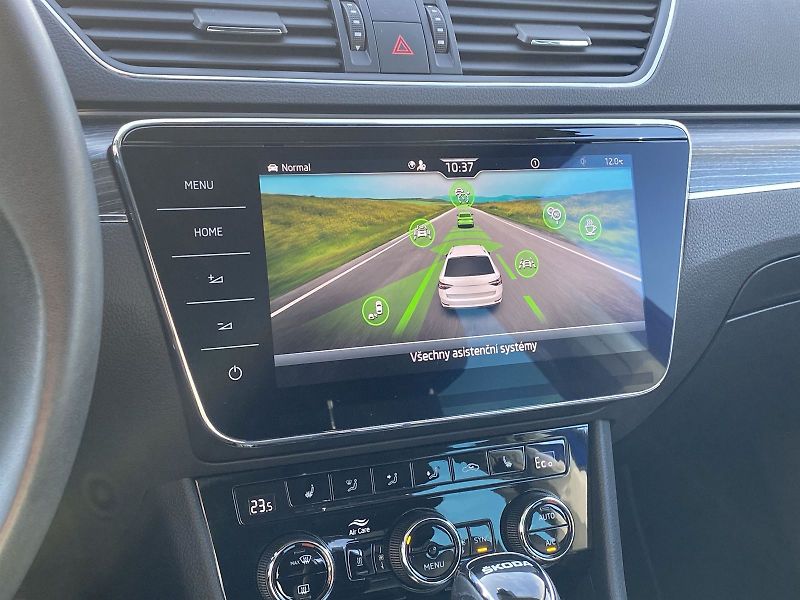 Škoda Superb (2023) Combi 1.4 TSI iV DSG Style - fotka 15 z 37