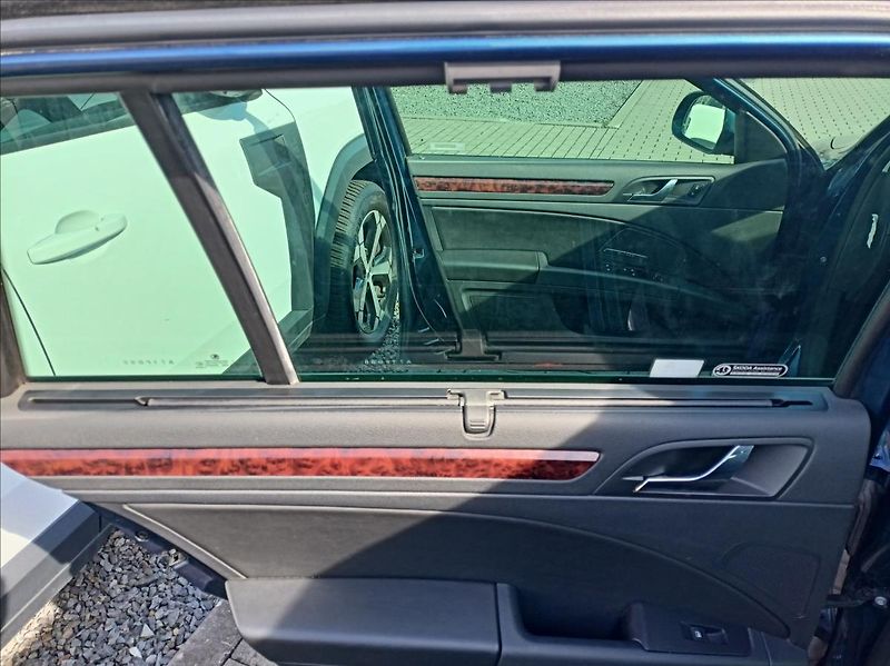 Škoda Superb 2,0   DSG 4x4 - fotka 8 z 13