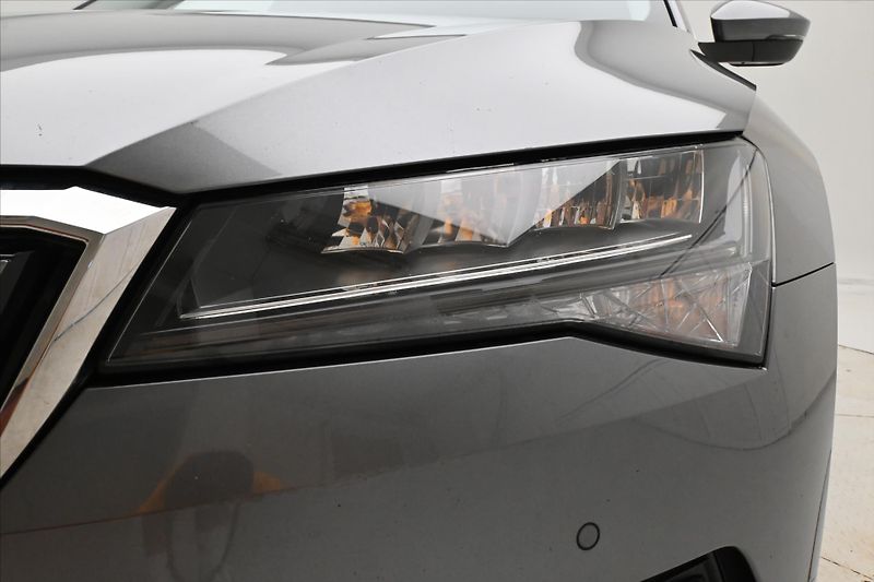 Škoda Superb 2,0 TDI 110kW DSG NAVIGACE Zár - fotka 28 z 30
