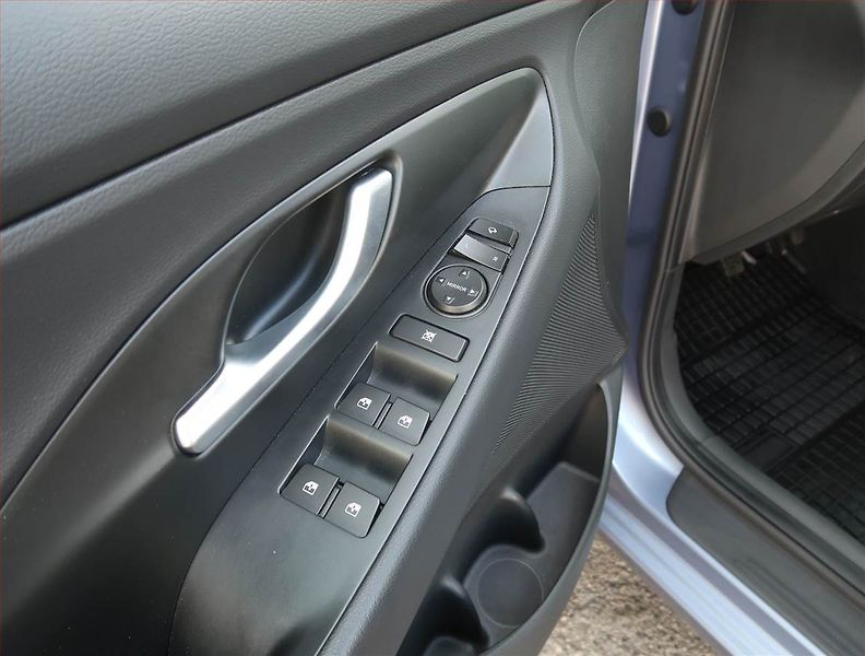 Hyundai i30 (2024) Family 1.5 T-GDI MHEV - fotka 17 z 19