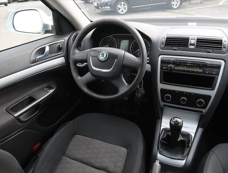 Škoda Octavia (2010) Ambiente 1.6 TDI, Serv.kniha - fotka 7 z 15