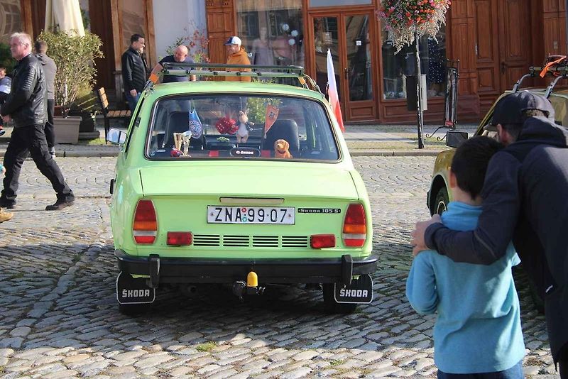 V pondělí 28. října byla na Masarykově náměstí ve Znojmě k vidění řada historických vozidel.