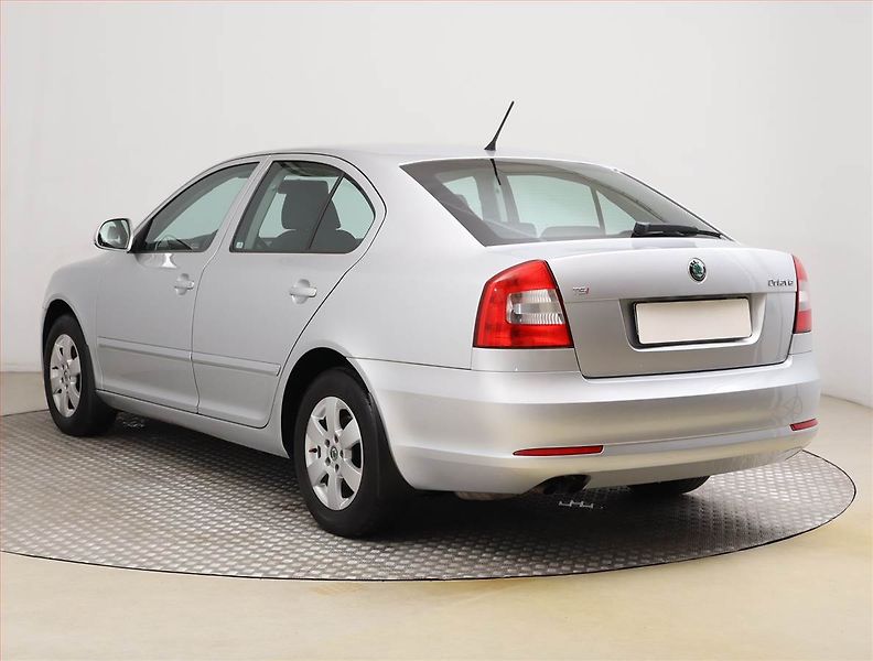 Škoda Octavia (2011) 1.8 TSI, Xenony, Tempomat - fotka 4 z 17