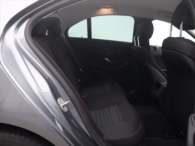 Mercedes-Benz Třídy C 2,1 220d 125kW Aut.klima Tažné - fotka 13 z 28