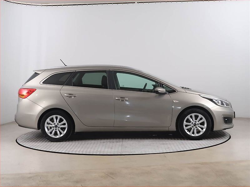 Kia Ceed (2016) Silver 1.6 GDI, Serv.kniha - fotka 6 z 14