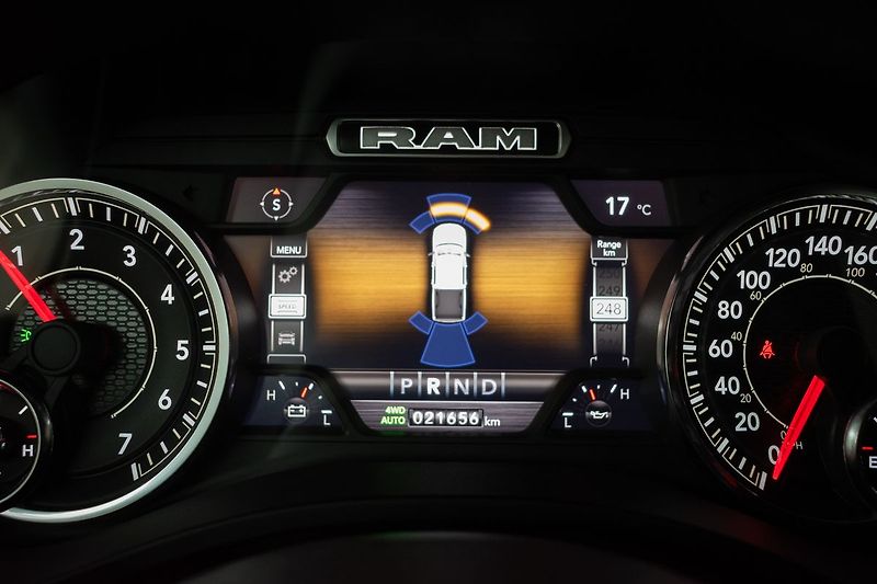 Dodge RAM 5.7 HEMI BIGHORN 4x4*PPF*ČR 1M - fotka 27 z 49