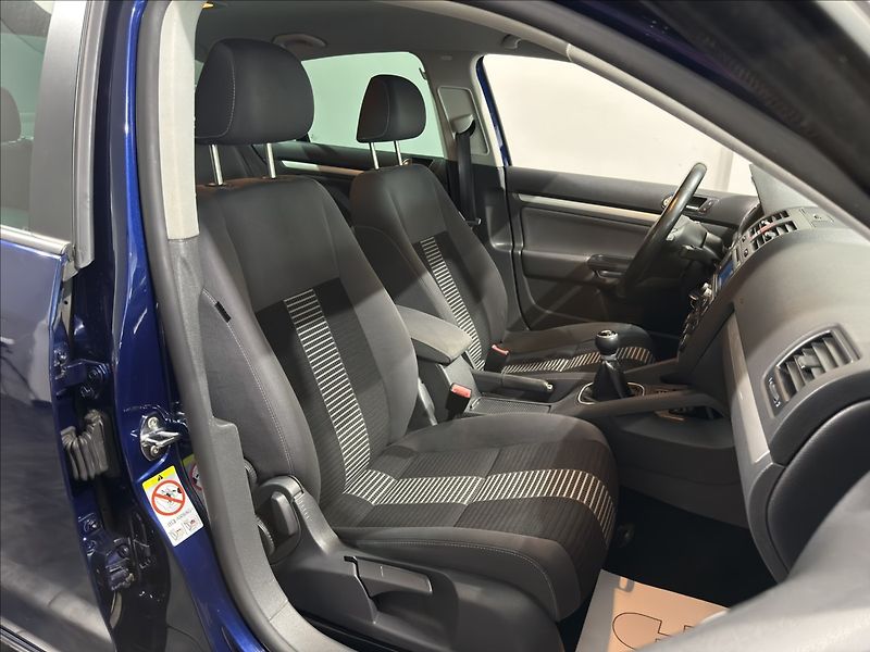 Volkswagen Jetta 1,9   TDI 77KW UNITED 1.MAJ - fotka 22 z 28