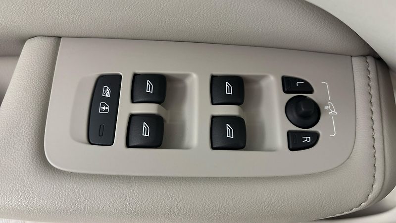 Volvo XC60 2.0 B4 AUT AWD Plus Dark - fotka 23 z 28