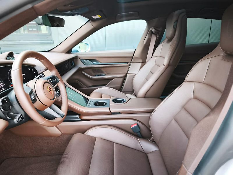 Porsche Taycan 4 Cross Turismo HuD BOSE Masáž - fotka 10 z 23