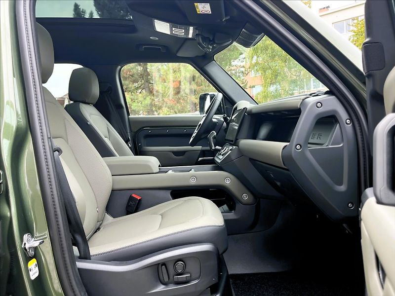 Land Rover Defender 110 D250 X-DYNAMIC SE - fotka 23 z 24