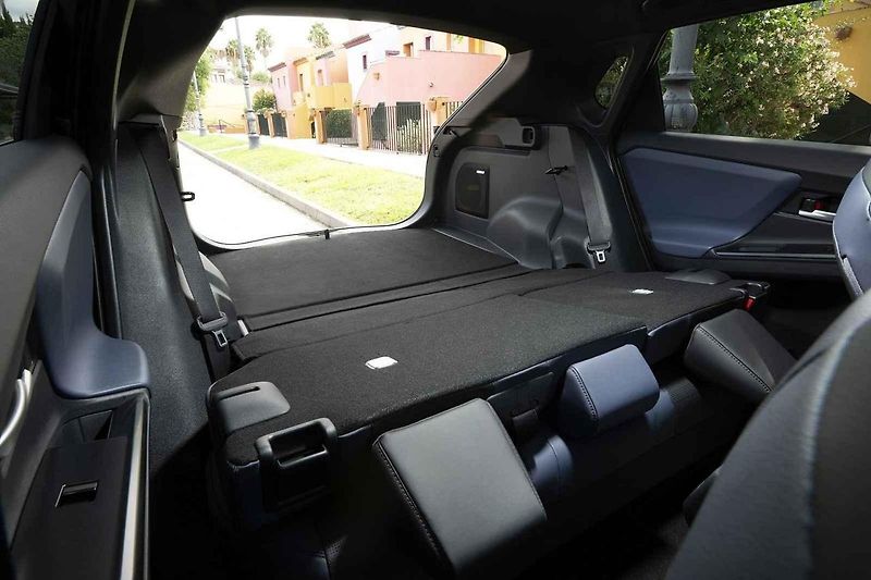 Místy muselo elektrické Subaru Uncharted projíždět i obtížnějším terénem.