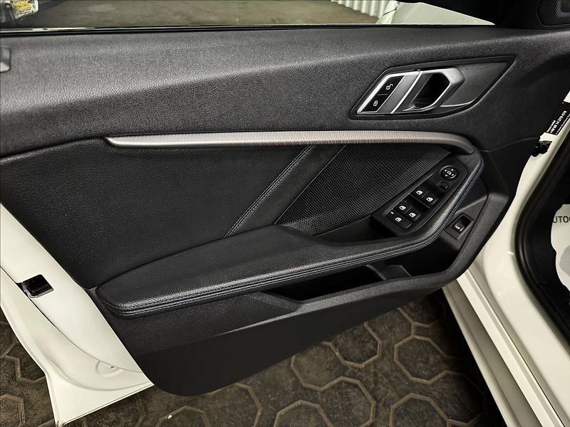 BMW Řada 1 120i M Sport Virtual Pano LED - fotka 14 z 47