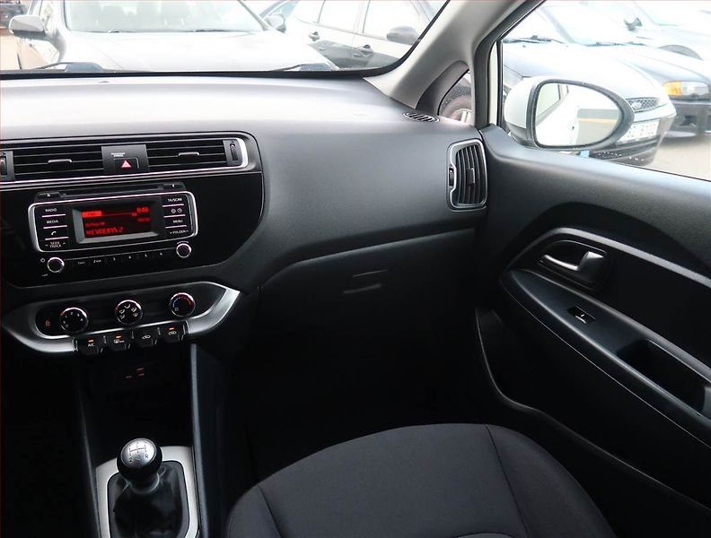 Kia Rio (2016) 1.25 CVVT, Serv.kniha - fotka 8 z 18
