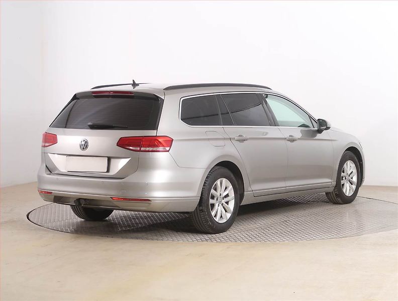 Volkswagen Passat (2015) 2.0 TDI, Automat, Serv.kniha - fotka 5 z 21