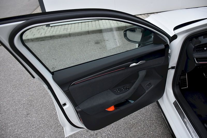 Škoda Superb (2025) Combi Sportline 2,0 TDI 142 kW - fotka 21 z 42