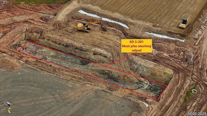 Záběry z výšky ukazují pokrok stavby D6 na Podbořansku.
