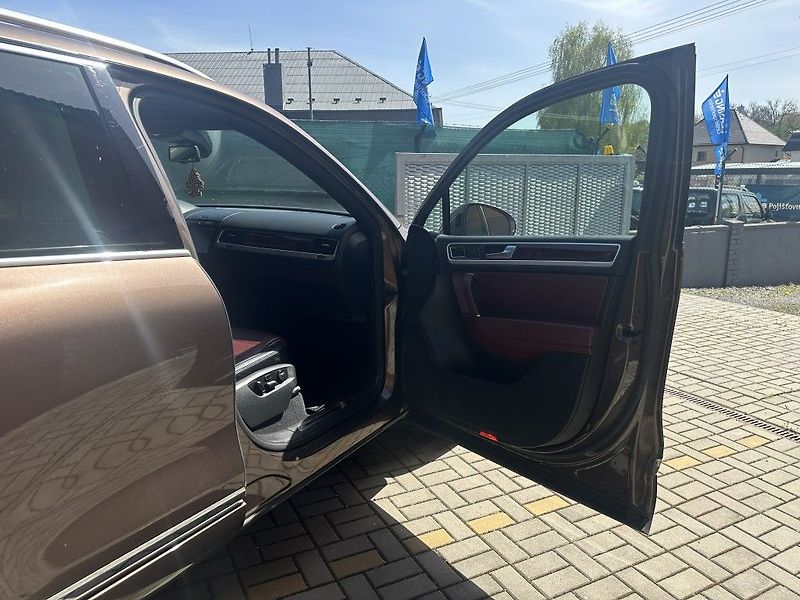 Volkswagen Touareg 3.0 V6 TDi BlueMotion - fotka 34 z 35
