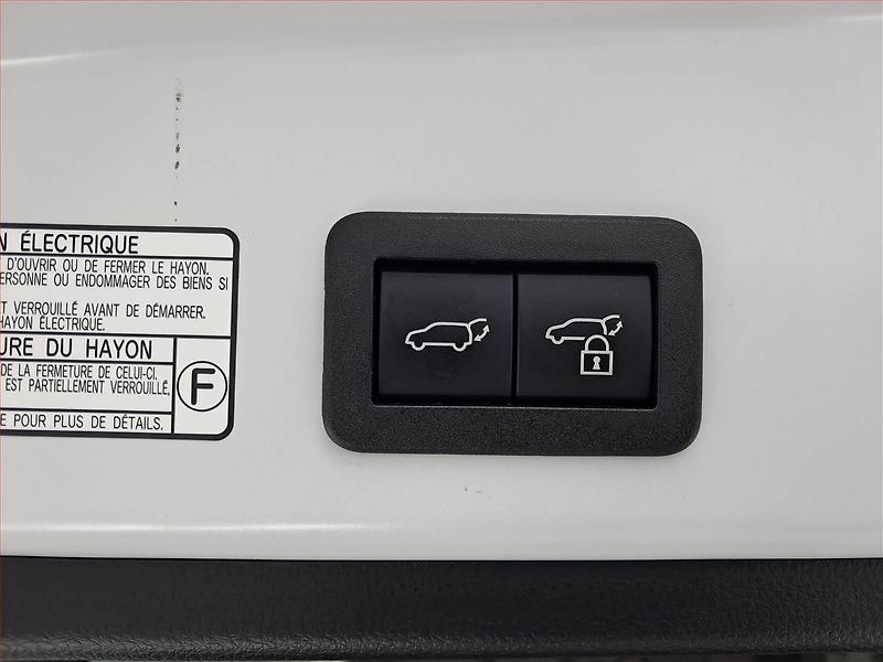 Toyota Corolla Cross (2024) 2.0 Hybrid AWD - fotka 19 z 19