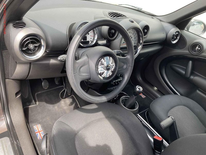 Mini Countryman (2011) 1.6 i, AC - fotka 8 z 15
