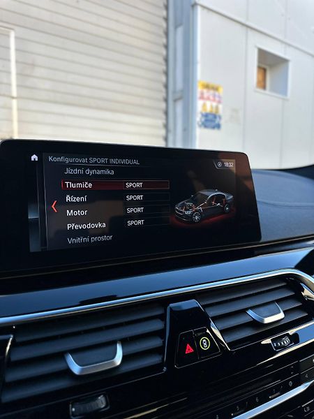 BMW Řada 5 (2016) G30 XDRIVE SPORT-LINE SEDAN CZ - fotka 28 z 41