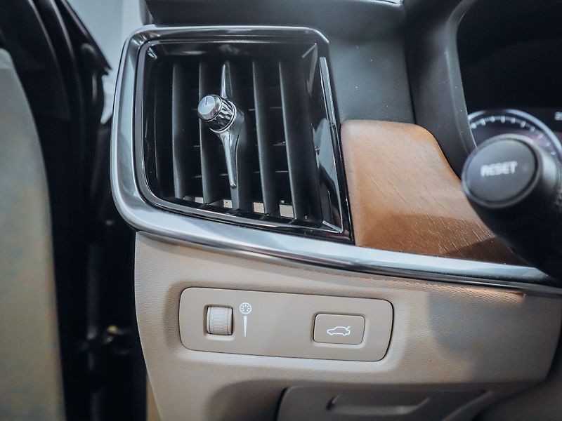 Volvo S90 2.0 D5 AWD Inscription 173kW - fotka 16 z 23