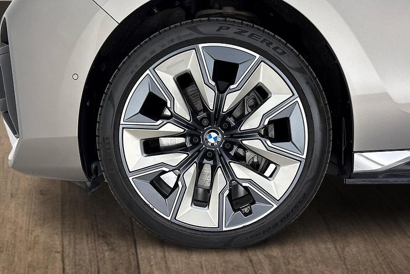 BMW i7 xDrive60 - fotka 29 z 29