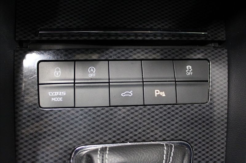 Škoda Octavia 2,0 TDI RS 4x4 DSG TOP VIRTUAL - fotka 27 z 38