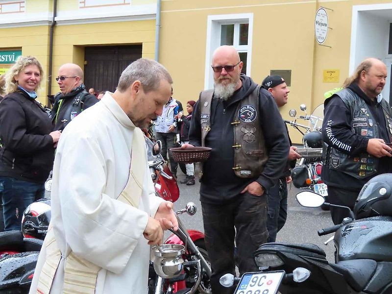 Motorkářské požehnání v Chýnově na Táborsku se konalo už posedmé v sobotu 18. května odpoledne.