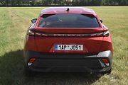 Na zádi svítí nápis Peugeot.