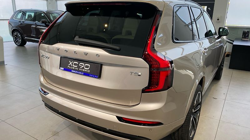 Volvo XC90 (2025) PLUS DARK, T8 AWD, 228+107 kW - fotka 6 z 15