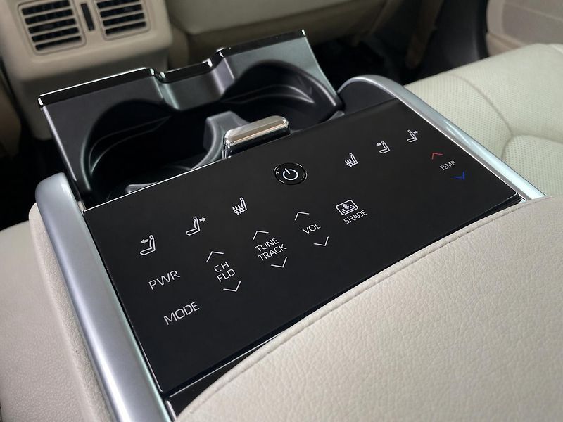 Toyota Camry EXECUTIVE VIP 2.5 Hyb. 160 kW - fotka 33 z 33