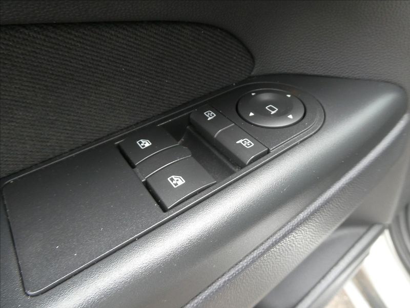 Opel Zafira 1,8 i 16V klima, závěs - fotka 30 z 38