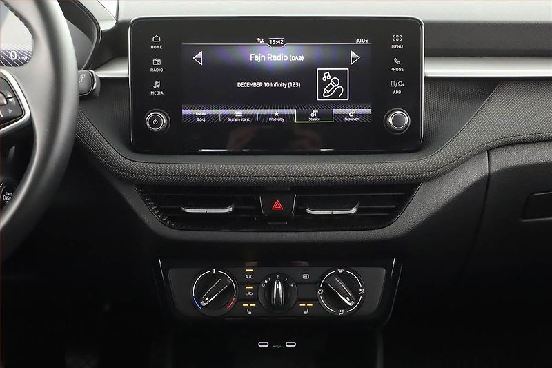 Škoda Fabia (2024) 1.0, SELECTION, DPH, SENZORY - fotka 10 z 18