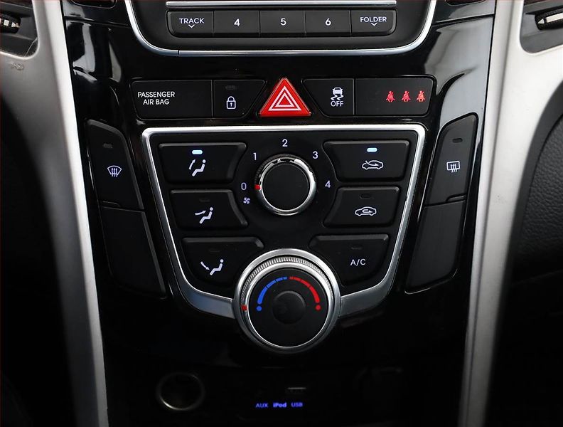 Hyundai i30 (2015) Comfort 1.6 GDI, Serv.kniha - fotka 11 z 16