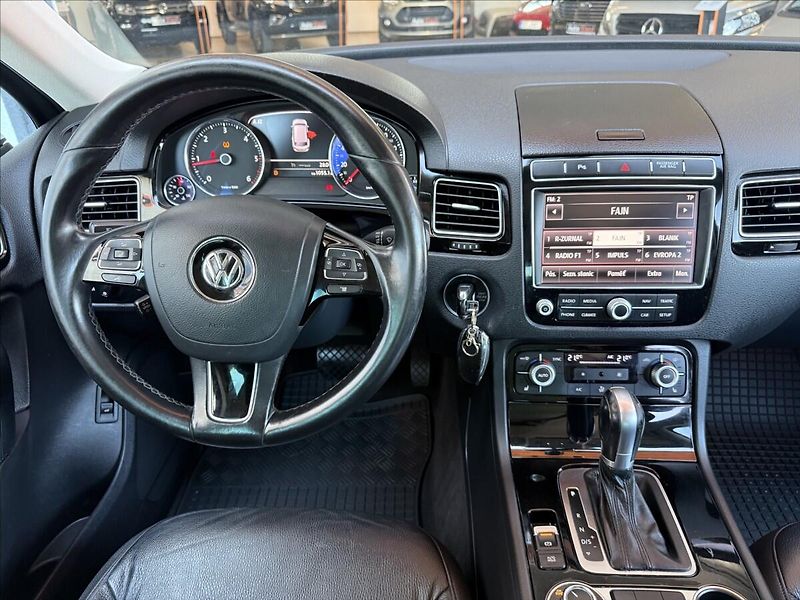 Volkswagen Touareg 3,0 TDI kůže,tažné,po servisu! - fotka 14 z 24