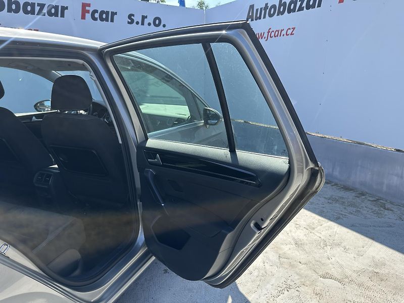 Volkswagen Golf Sportsvan (2015) 1.4 TSI 92 KW - fotka 18 z 37