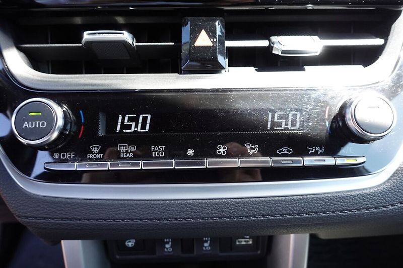 Toyota Corolla Cross 2,0 HEV Style Tech FWD - fotka 24 z 33