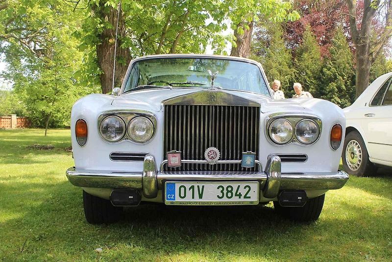 Luxusní vozy se v sobotu 4. května sjely na zámek do Lnář. Převládala auta značky Rolls-Royce.
