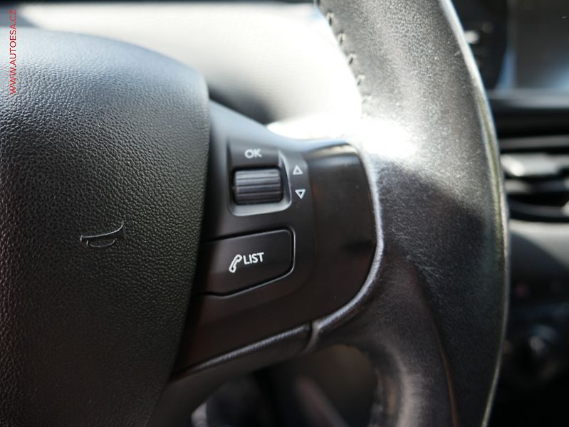 Peugeot 2008 (2015) 1.2i, AC, tempo - fotka 12 z 24