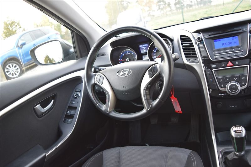 Hyundai i30 1,6 CRDi 81KW BALCK & LIME - fotka 26 z 48